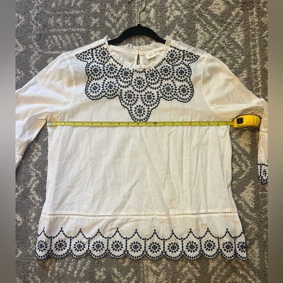 GAP White Ruffled Blouse with navy blue Embellishments size L (S110) - Picture 7 of 8
